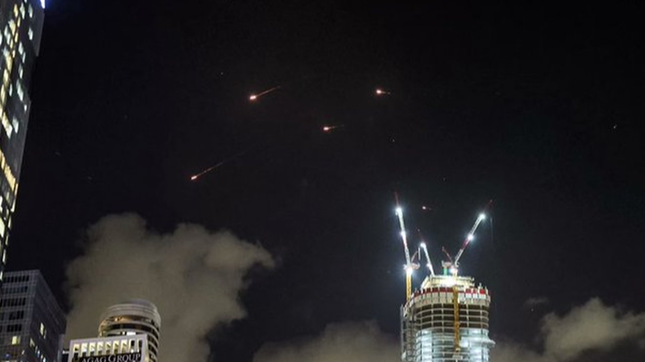 Iran serang Israel dengan ratusan rudal, Selasa (1/10) malam.
