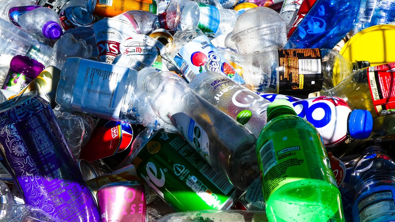 Ilustrasi sampah kemasan plastik/Copyright unsplash/Nick Fewings