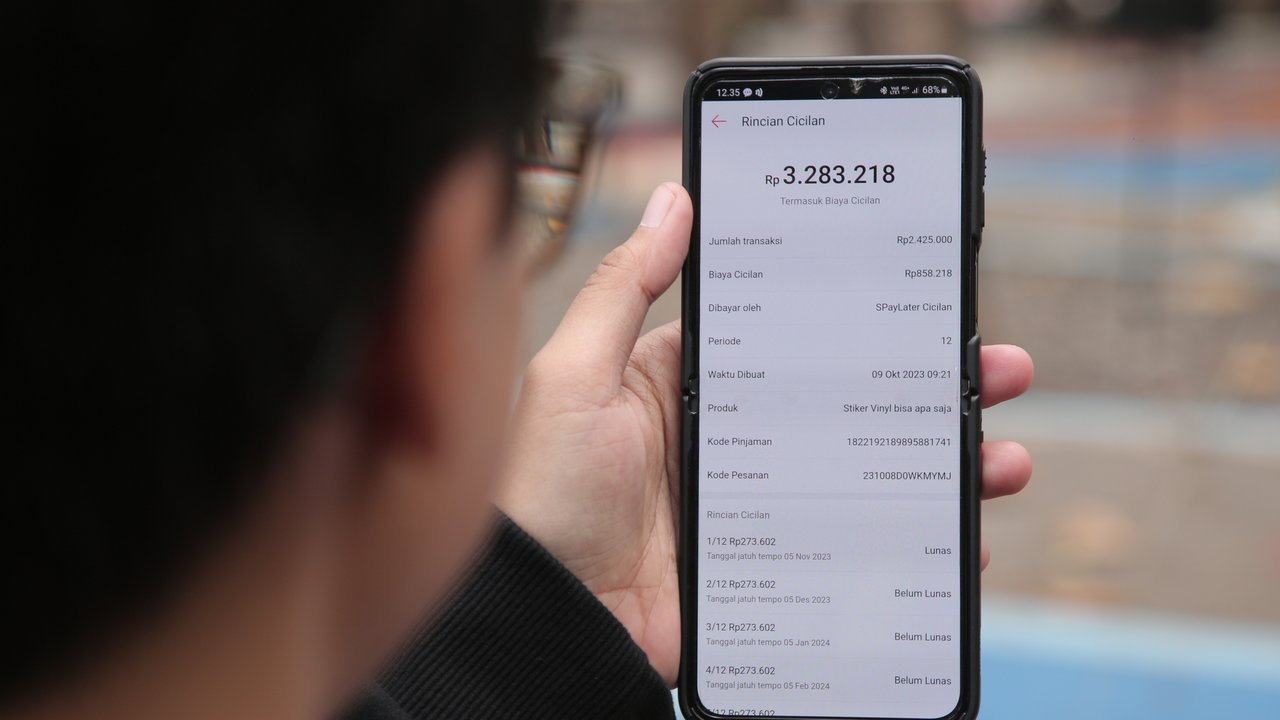 Seseorang menunjukkan sejumlah tagihannya di paylater salah satu di e-commerce. (Gempur M Surya/Liputan6.com)