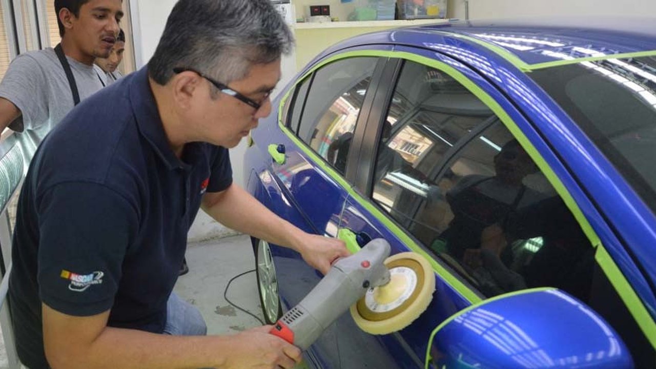 Proses perawatan bodi kendaraan oleh Aegis Auto Detailing. (ist)