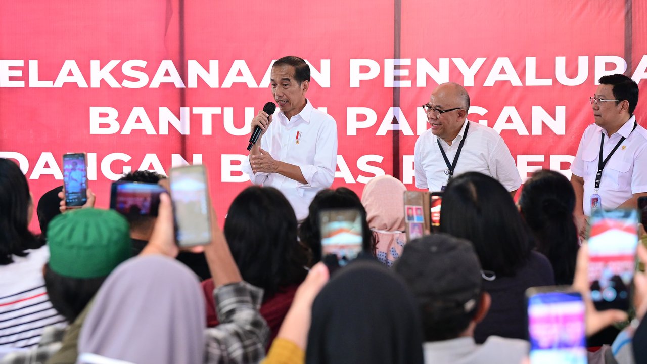 Jokowi cek ketersediaan beras di Komplek Pergudangan Tanah Grogot, Kabupaten Paser, Kalimantan Timur