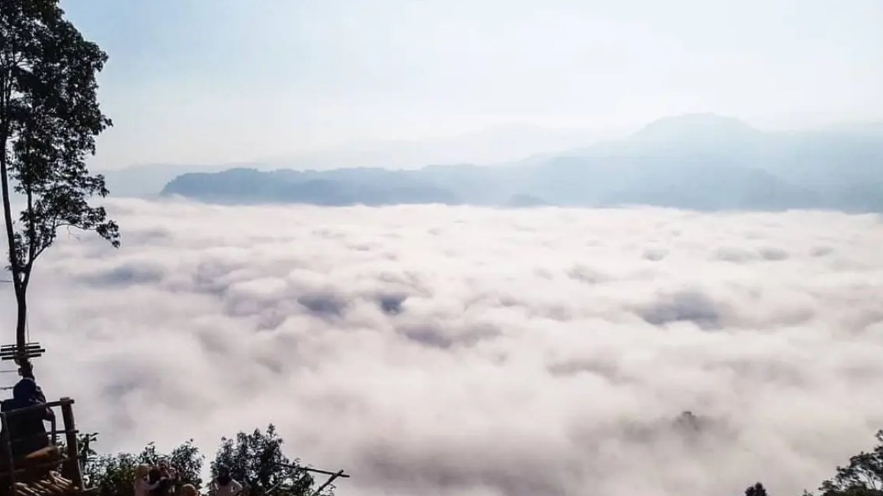 Ilustrasi mendaki gunung, petualang. (Photo by Mathias Jensen on Unsplash)