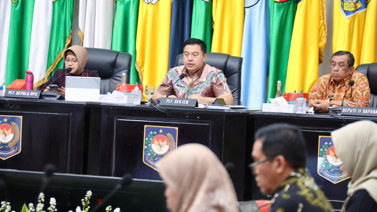 Plt Sekjen Kemendagri Tomsi Tohir Saat Rakor Pengendalian Inflasi Daerah Tahun 2024