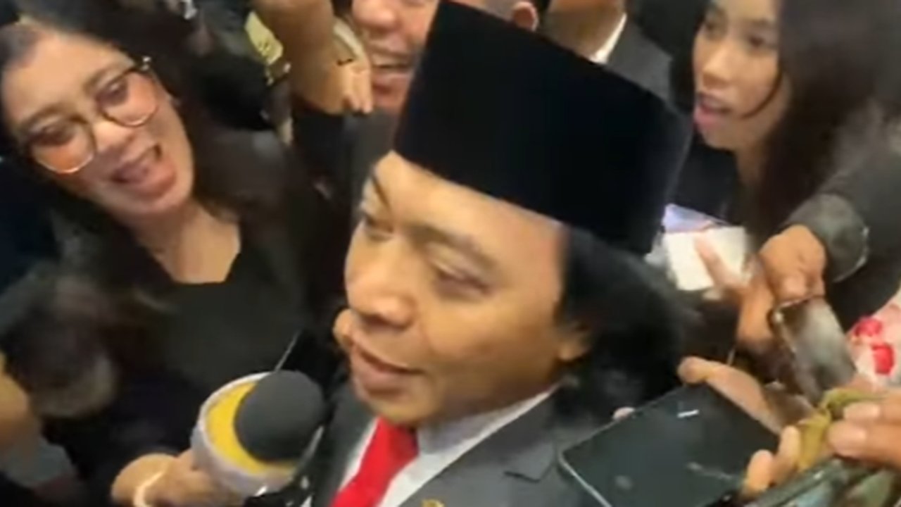 Komedian, Alfiansyah atau Komeng (tengah) usai rapat paripurna pelantikan anggota Parlemen Republik Indonesia terpilih periode 2024-2029 di Gedung Nusantara, Kompleks Parlemen, Senayan, Jakarta, Selasa (1/10/2024). Alfiansyah atau Komeng terpilih menjadi anggota Dewan Perwakilan Daerah (DPD) RI dari Provinsi Jawa Barat. (Liputan6.com/Angga Yuniar)