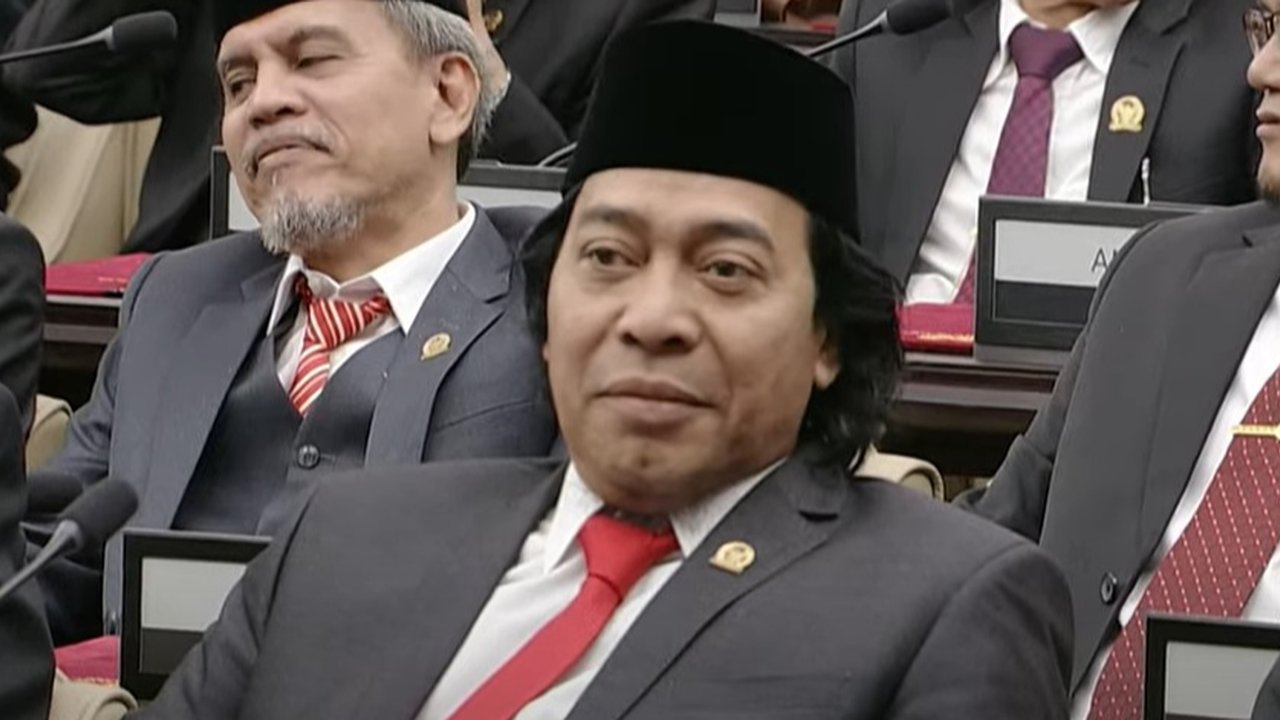 Komedian, Alfiansyah atau Komeng (tengah) usai rapat paripurna pelantikan anggota Parlemen Republik Indonesia terpilih periode 2024-2029 di Gedung Nusantara, Kompleks Parlemen, Senayan, Jakarta, Selasa (1/10/2024). Alfiansyah atau Komeng terpilih menjadi anggota Dewan Perwakilan Daerah (DPD) RI dari Provinsi Jawa Barat. (Liputan6.com/Angga Yuniar)