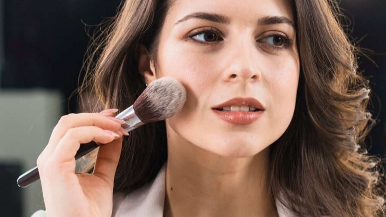 Ilustrasi Makeup High Cheekbone