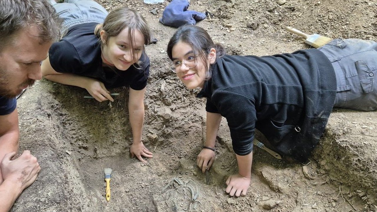 Mahasiswa di Hungaria menemukan artefak kuno berusia 2.700 tahun di desa kuno.