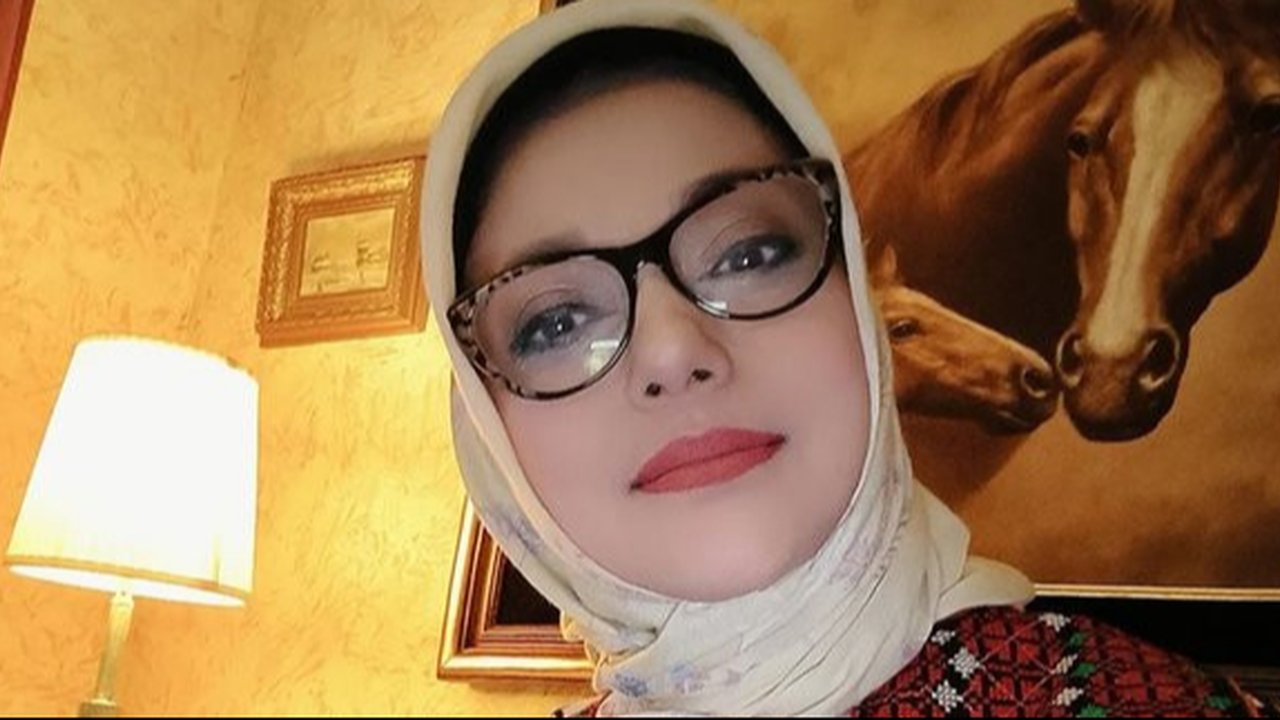 Potret Bella dan Chiki Fawzi Dampingi Ibunda di Momen Terakhir. (Sumber: Instagram/bellafawzi/chikifawzi)