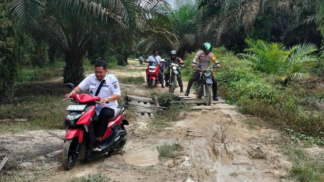 Akses menuju desa terpencil di Riau