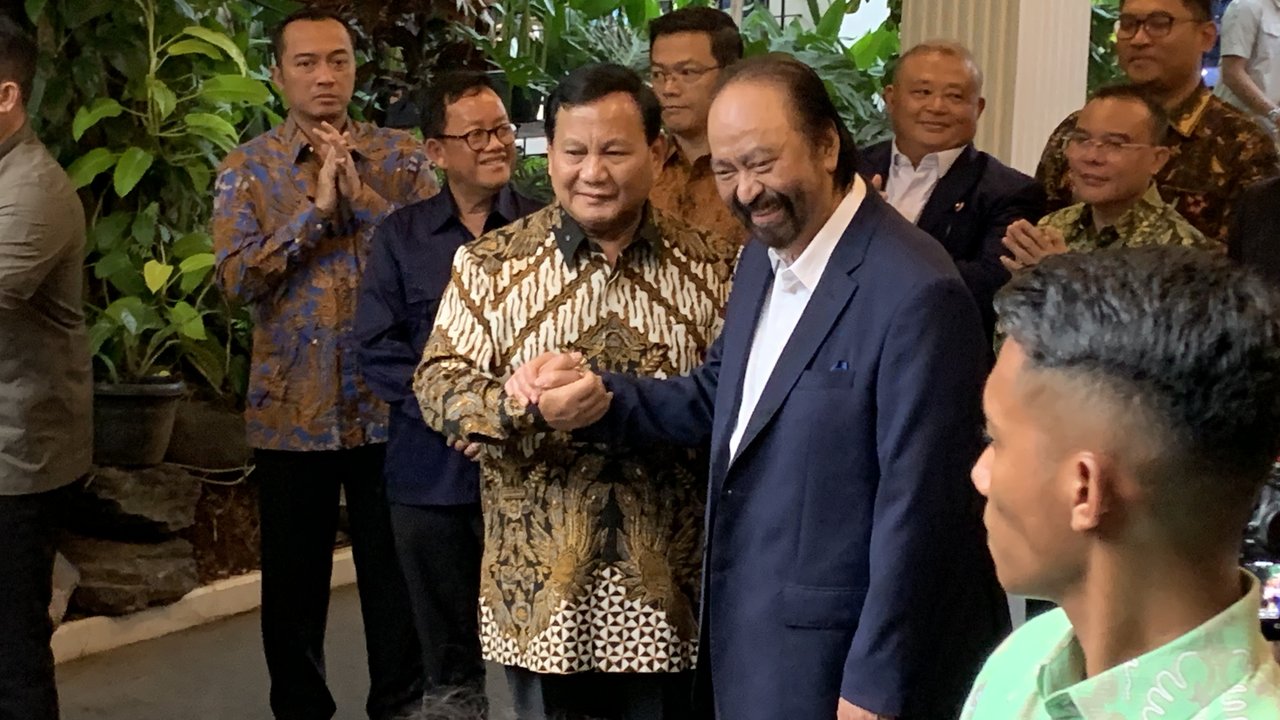Ketua Umum (Ketum) Partai NasDem Surya Paloh saat menyambangi Presiden Terpilih, Prabowo Subianto. (Liputan6.com/Delvira Hutabarat)