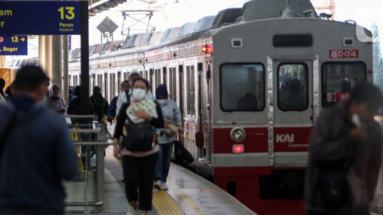 Saat ini, tarif KRL Commuter Line ditentukan secara progresif. Tarif terdiri dari dua komponen tarif dasar untuk 25 kilometer (km) dan tarif lanjutan progresif setiap 10 kilometer. (Liputan6.com/Herman Zakharia)