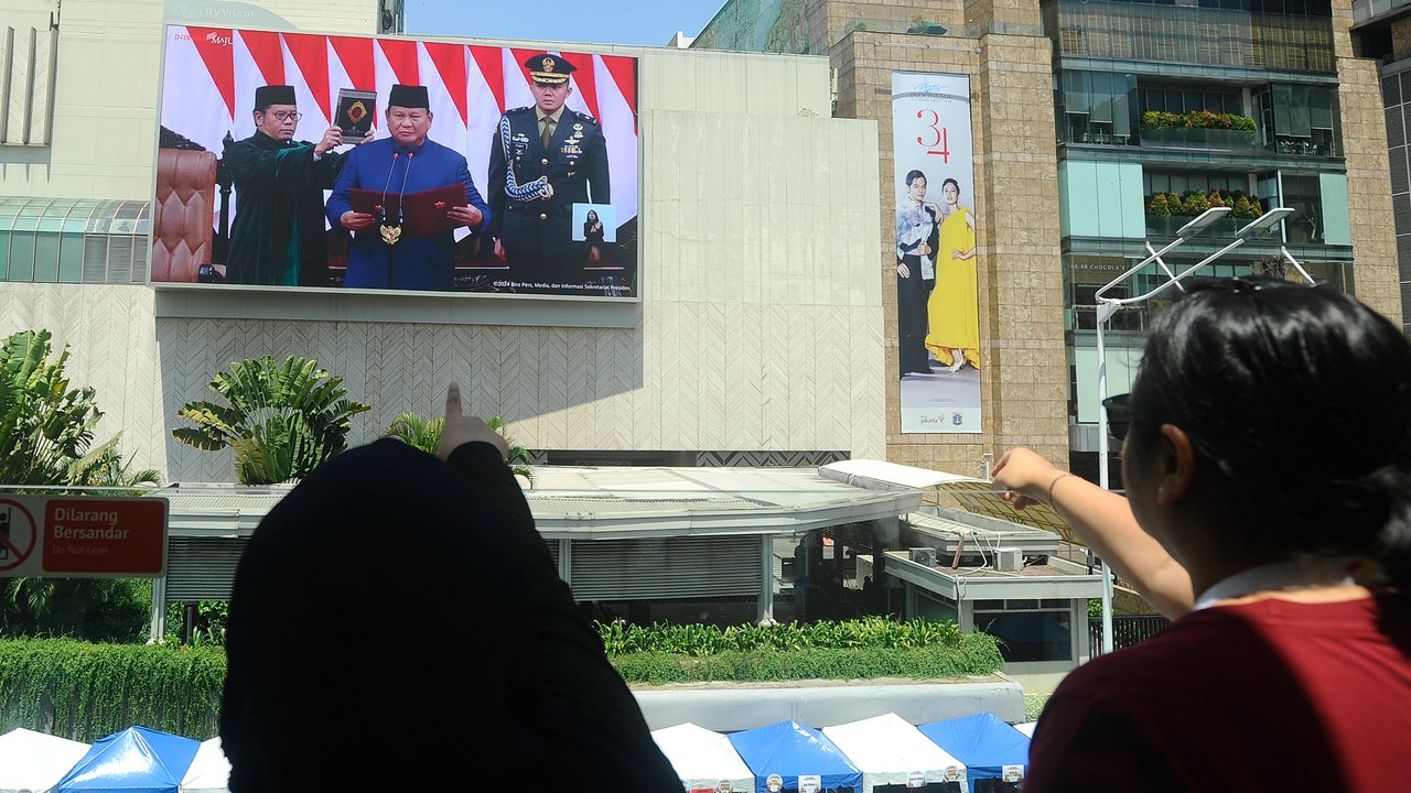 Warga saksikan Prabowo ucapkan sumpah dan janji sebagai presiden lewat videotron