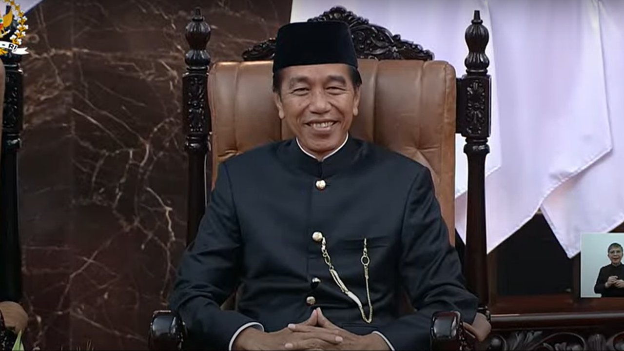 Jokowi tersenyum