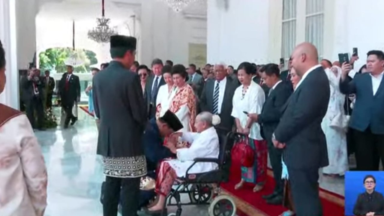 Prabowo Selalu Sungkem ke Wanita Usia 105 Tahun