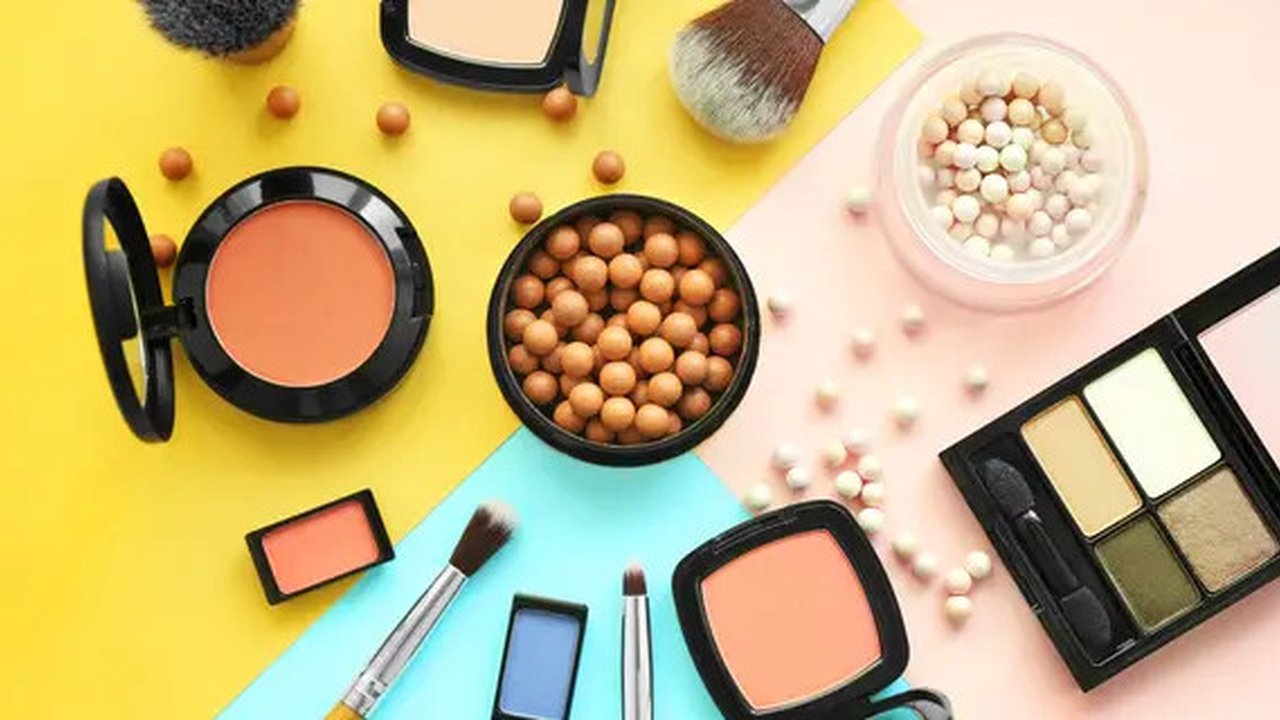 Sahabat Fimela bisa makeup ramah wudhu jika memperhatikan kandungan dan jenis kosmetik yang digunakan. (Foto: Freepik/freepik)