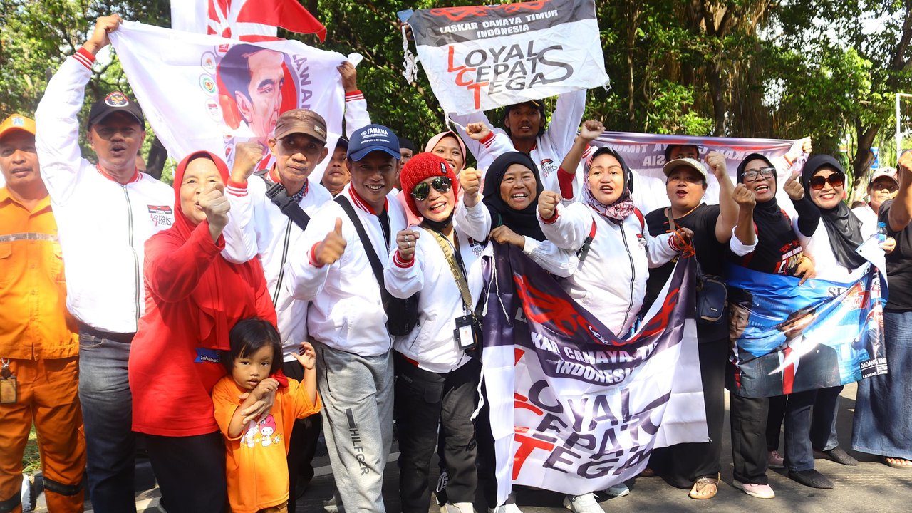 Relawan tumpah ruah di kawasan Bandara Halim Perdanakusuma antar Jokowi pulang ke Solo.