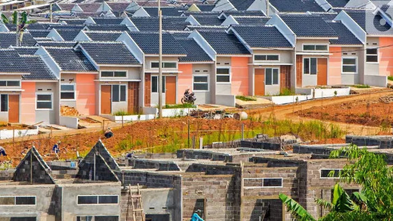 Suasana proyek pembangunan perumahan subsidi BTN di Kawasan Bogor, Jawa Barat, Jumat (18/2/2022). PT Bank Tabungan Negara (Persero) Tbk (BTN) memacu penyaluran Kredit Pembiayaan Rumah Sejahte