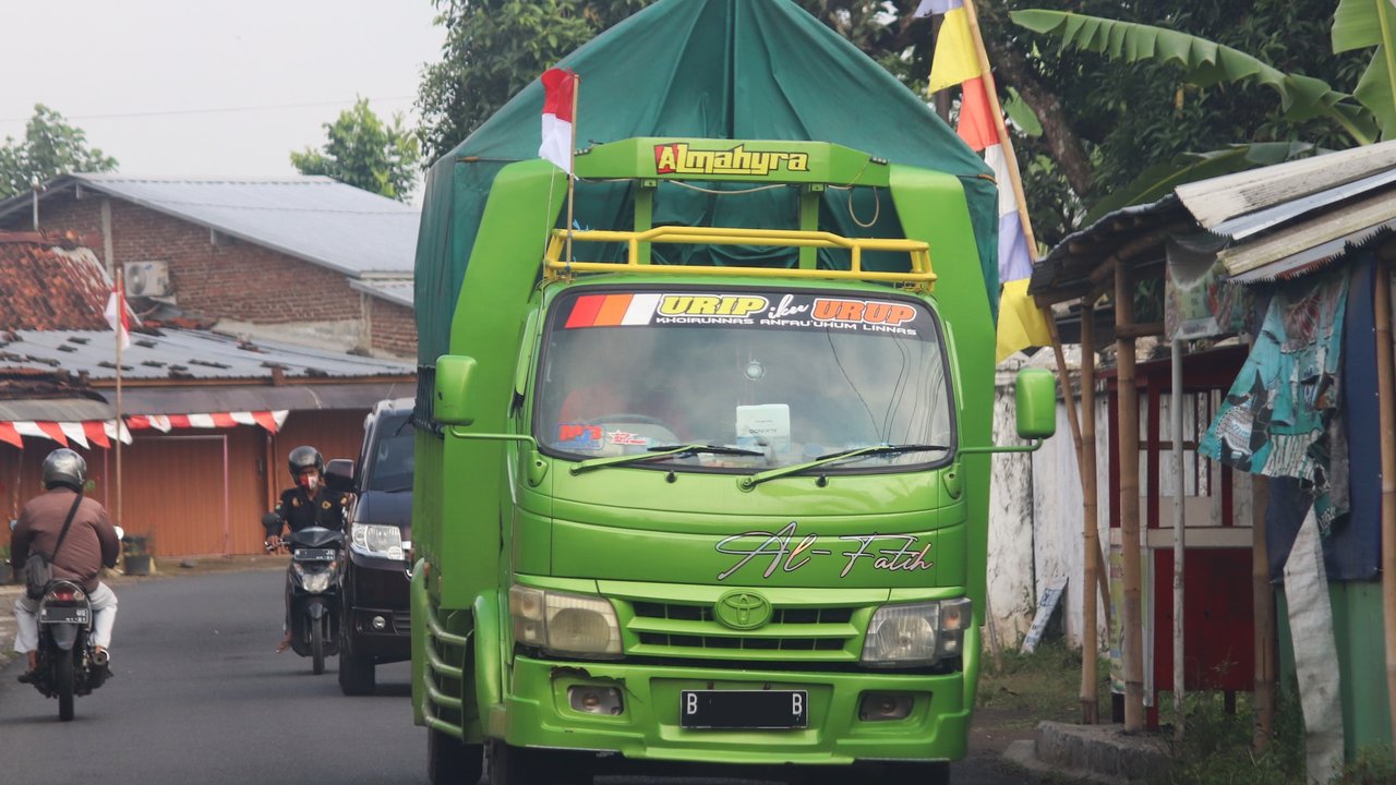 Ilustrasi truk. (Photo by Mufid Majnun on Unsplash)