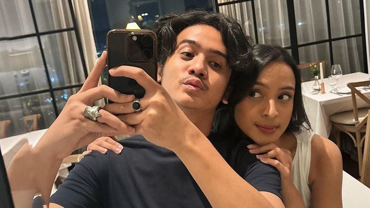 Nggak cuma romantis, pasangan ini juga seru banget! Lihat aja foto selfie mereka di depan cermin, Kevin dan Kaneishia playful abis. Fix, mereka couple yang fun dan romantis!