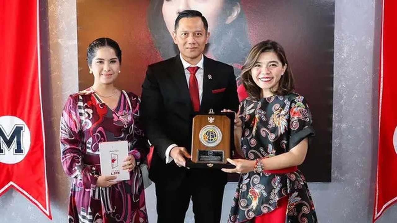Melihat gaya Annisa Pohan tampil anggun dengan dress dan tas mahal (@annisayudhoyono)