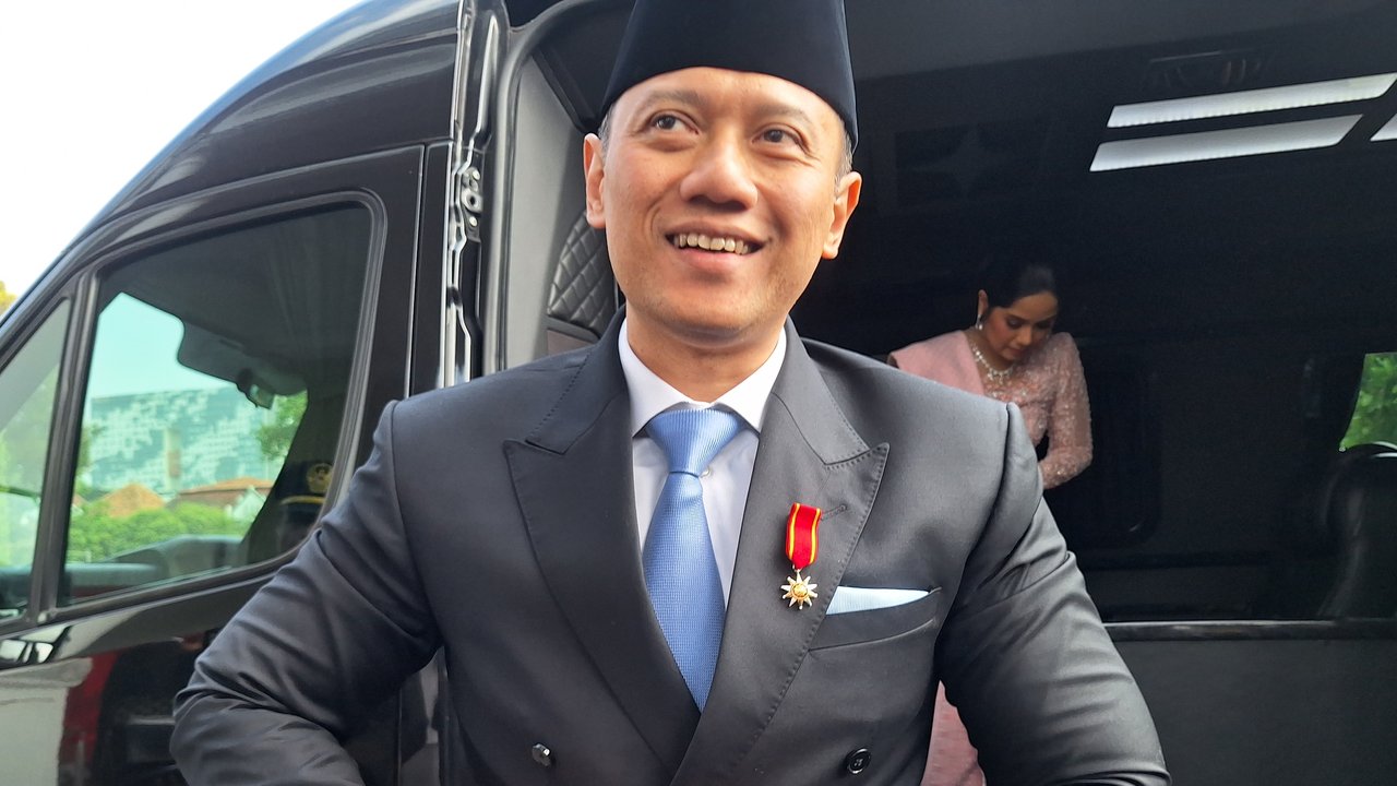 AHY Berdasi Biru Muda jelang Pelantikan Menteri