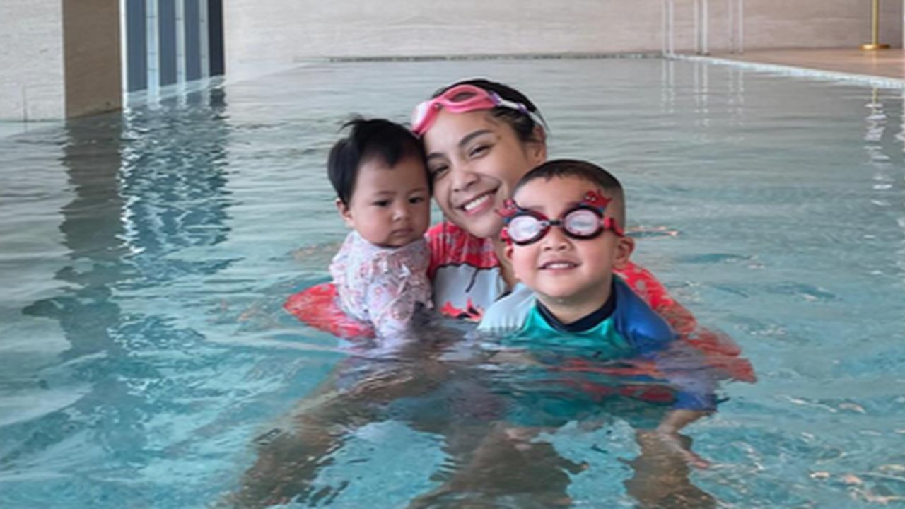 Potret Nagita Slavina Berenang Bareng Rayyanza dan Baby Lily, Netizen 'Ngantuk Berat Kayaknya Li'