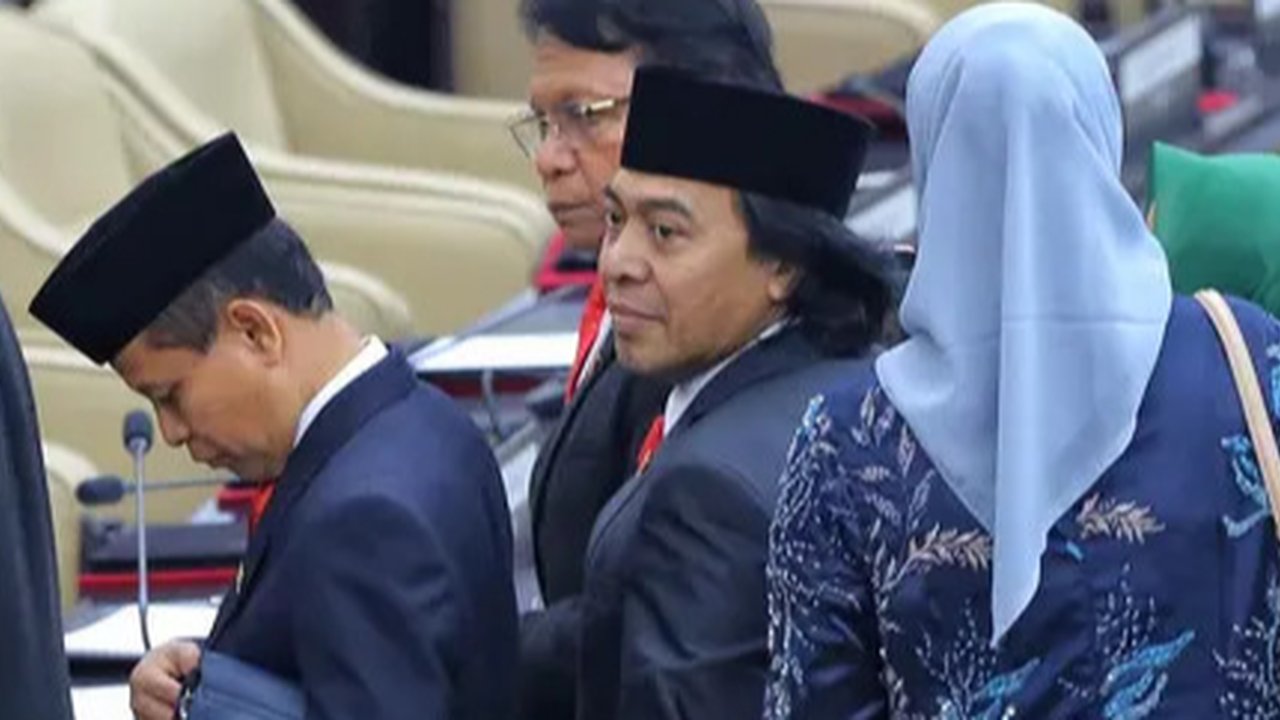 Presiden RI, Joko Widodo berswafoto bersama komedian yang anggota Dewan Perwakilan Daerah (DPD) RI dari Provinsi Jawa Barat, Alfiansyah atau Komeng usai rapat paripurna pelantikan anggota DPR Republik Indonesia terpilih periode 2024-2029 di Gedung Nusantara, Kompleks Parlemen, Senayan, Jakarta, Selasa (1/10/2024). (Liputan6.com/Angga Yuniar)