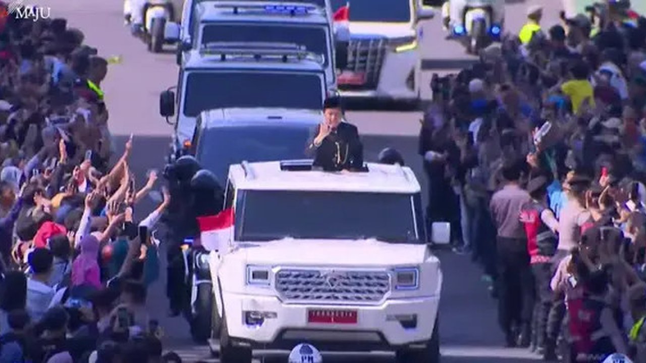 Presiden ketujuh RI Joko Widodo atau Jokowi menyapa masyarakat dari mobil yang ditumpanginya ke Bandara Halim Perdanakusuma, Jakarta, Minggu (20/10/2024). (tangkapan layar youtube Sekretariat