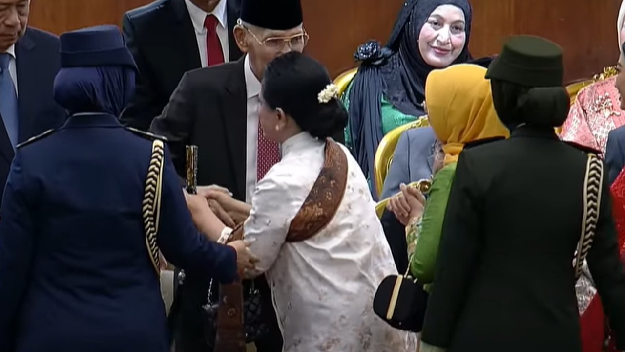 8 Potret Iriana Jokowi Berkebaya Putih, Dampingi Jokowi ke Pelantikan Presiden-Wakil Presiden Periode 2024-2029