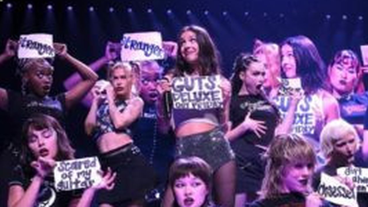 Waduh! Olivia Rodrigo Jatuh ke Lubang 'Trapdoor' di Konser Guts World Tour