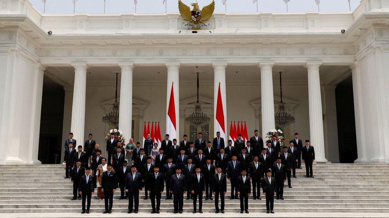 Presiden Prabowo Subianto melantik menteri dan pejabat setingkat menteri pada Kabinet Merah Putih di Istana Kepresidenan, Jakarta, pada Senin (21/10/2024).