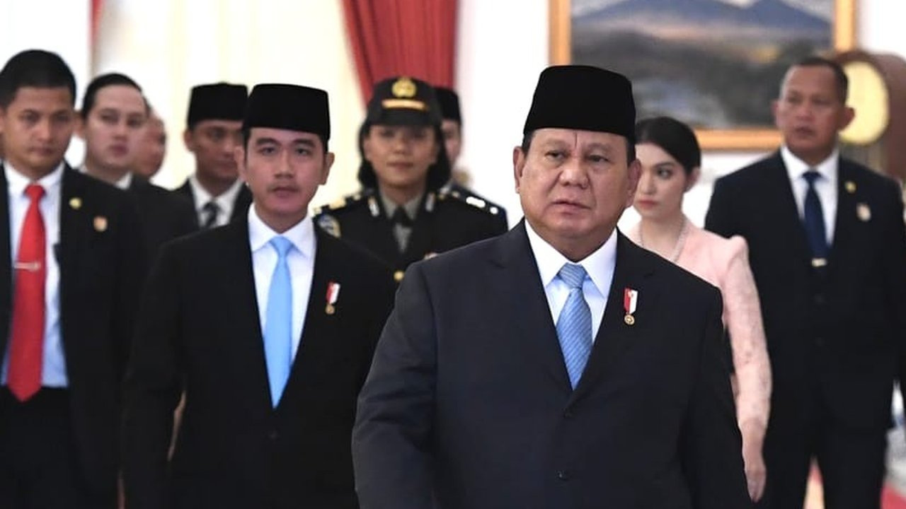 Presiden Prabowo Subianto melantik menteri dan pejabat setingkat menteri pada Kabinet Merah Putih di Istana Kepresidenan, Jakarta, pada Senin (21/10/2024).