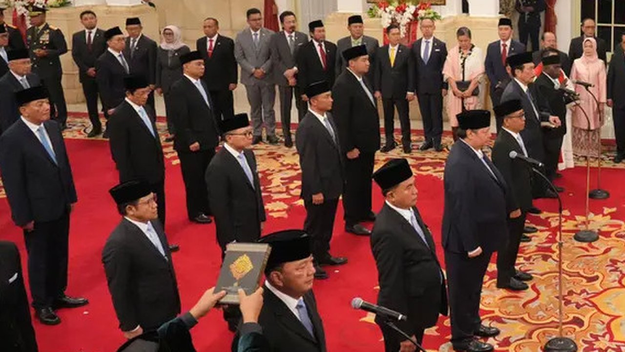 Presiden Prabowo Subianto melantik menteri dan pejabat setingkat menteri pada Kabinet Merah Putih di Istana Kepresidenan, Jakarta, pada Senin (21/10/2024).