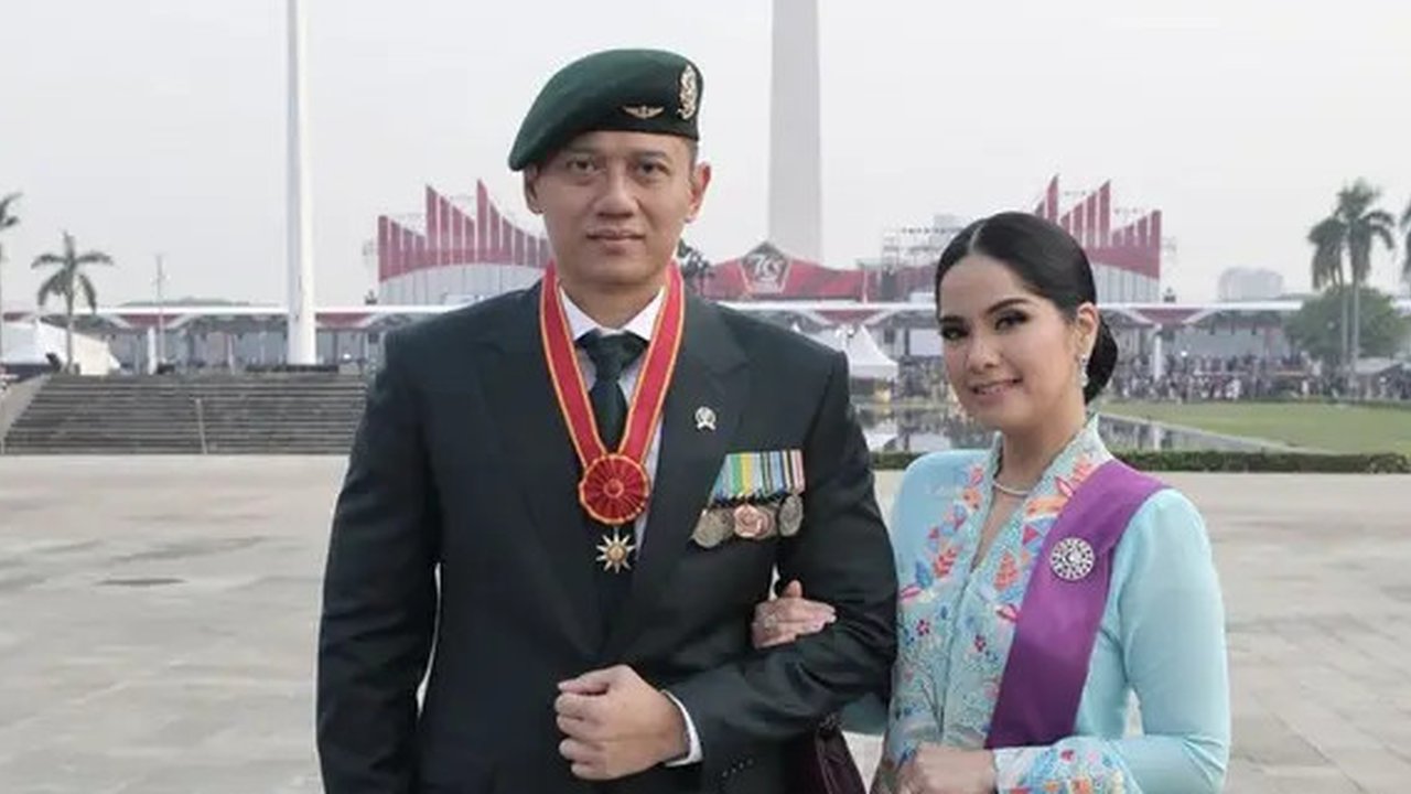 Kali ini, Annisa Yudhoyono kenakan kebaya biru dengan motif floral yang begitu playful. Paduan biru dan selendang ungu tampilkan pesona warna yang begitu beda dan terlihat menyegarkan. [Foto: Instagram/ Annisa Yudhoyono]