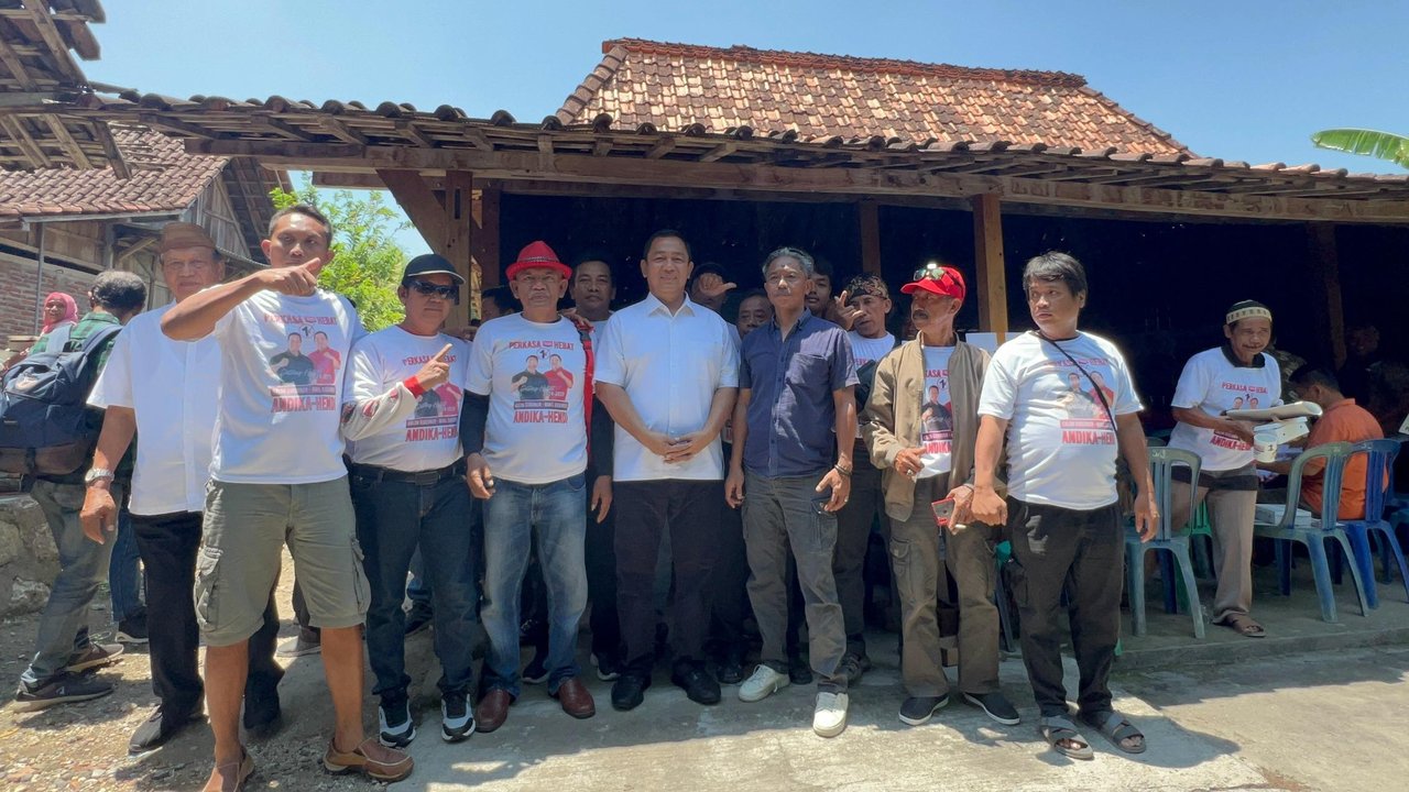 Hendrar Prihadi Diskusi dengan petani