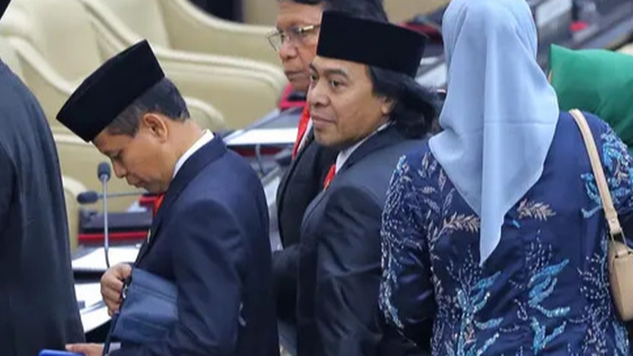 Presiden RI, Joko Widodo berswafoto bersama komedian yang anggota Dewan Perwakilan Daerah (DPD) RI dari Provinsi Jawa Barat, Alfiansyah atau Komeng usai rapat paripurna pelantikan anggota DPR Republik Indonesia terpilih periode 2024-2029 di Gedung Nusantara, Kompleks Parlemen, Senayan, Jakarta, Selasa (1/10/2024). (Liputan6.com/Angga Yuniar)