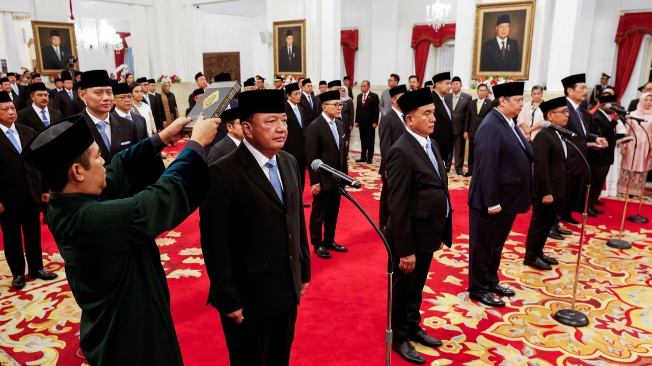 Presiden Prabowo Subianto melantik menteri dan pejabat setingkat menteri pada Kabinet Merah Putih di Istana Kepresidenan, Jakarta, pada Senin (21/10/2024).
