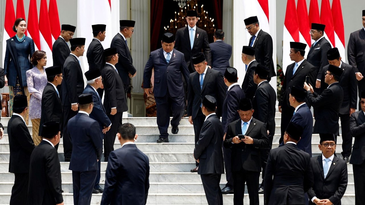 Presiden Prabowo Subianto melantik menteri dan pejabat setingkat menteri pada Kabinet Merah Putih di Istana Kepresidenan, Jakarta, pada Senin (21/10/2024).