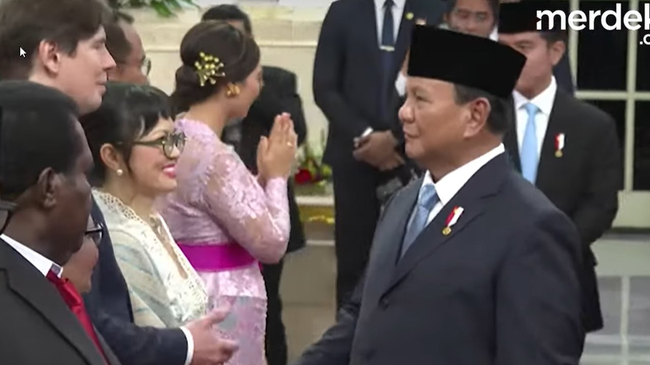 Momen Wamen Prof Stella Perkenalkan Suami Bule ke Presiden Prabowo