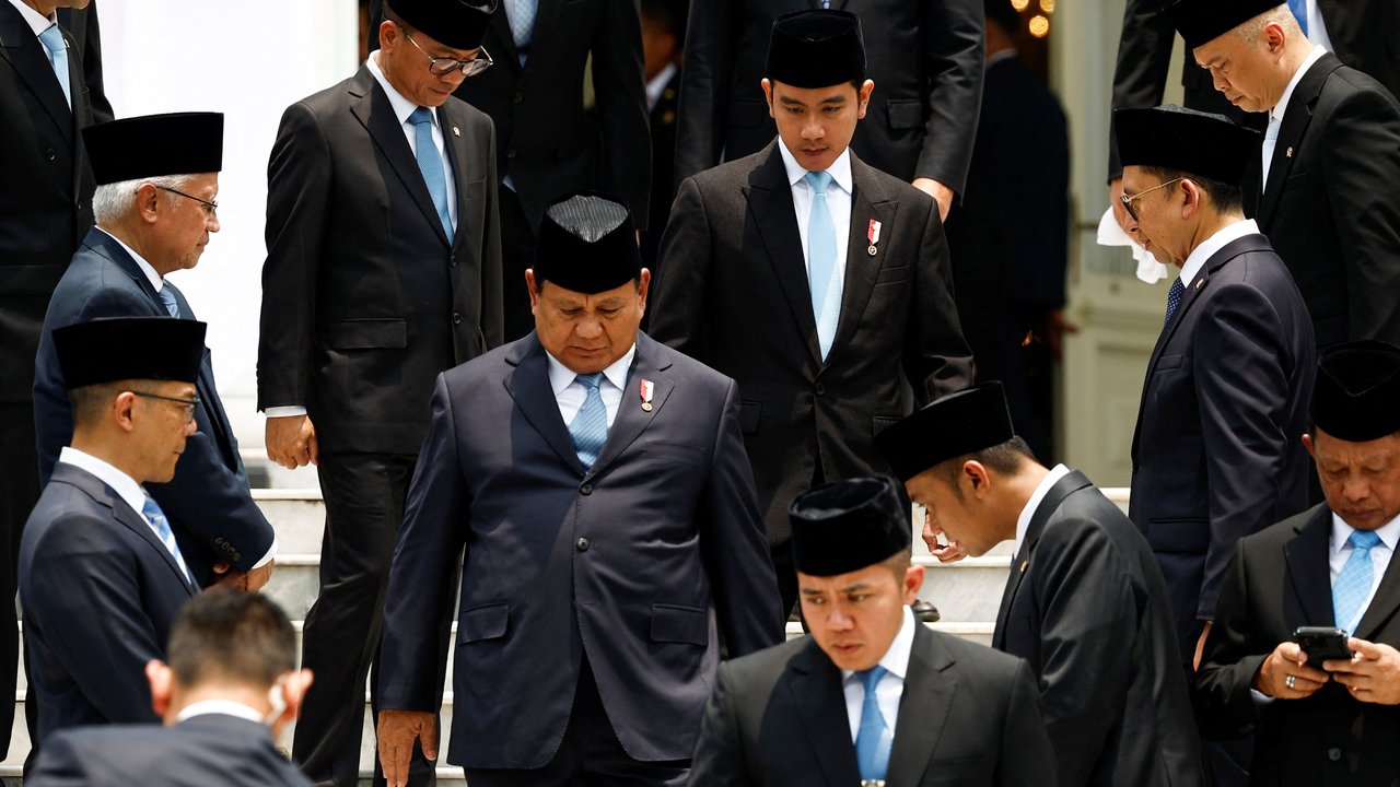 Presiden Prabowo Subianto melantik menteri dan pejabat setingkat menteri pada Kabinet Merah Putih di Istana Kepresidenan, Jakarta, pada Senin (21/10/2024).