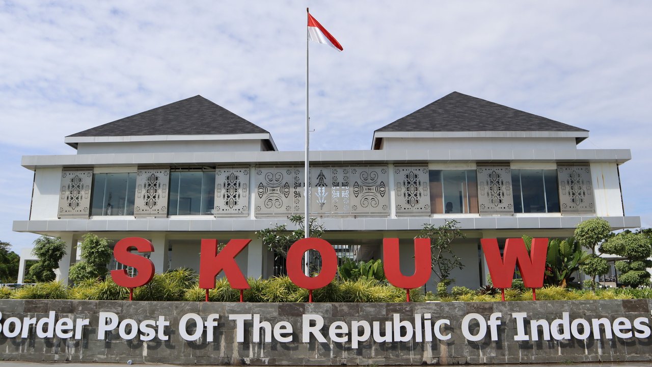 Pesatnya perputaran uang di wilayah tersebut tak lepas dari adanya pembangunan Pos Lintas Batas Negara (PLBN) Skouw, Muara Tami, Kota Jayapura.