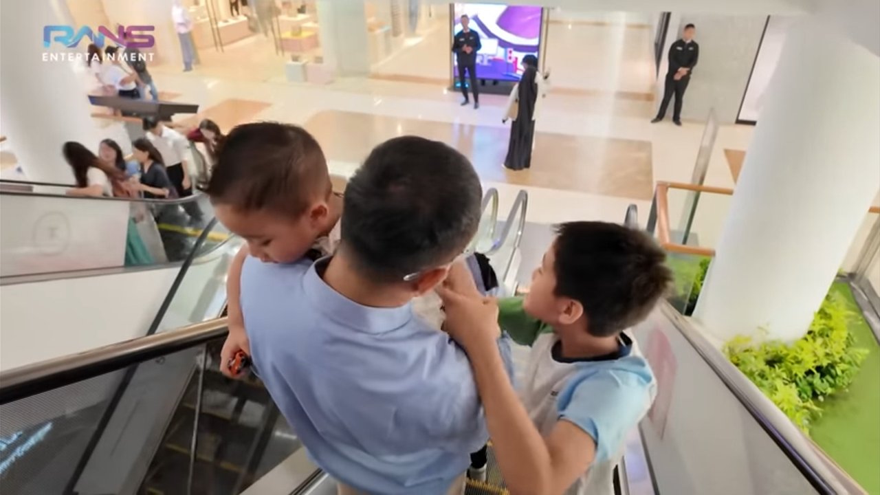 Potret Gemas Rafathar Goda Rayyanza di Depan Sang Ayah: Ini Anaknya Raffi Ahmad? Minta Foto Dong