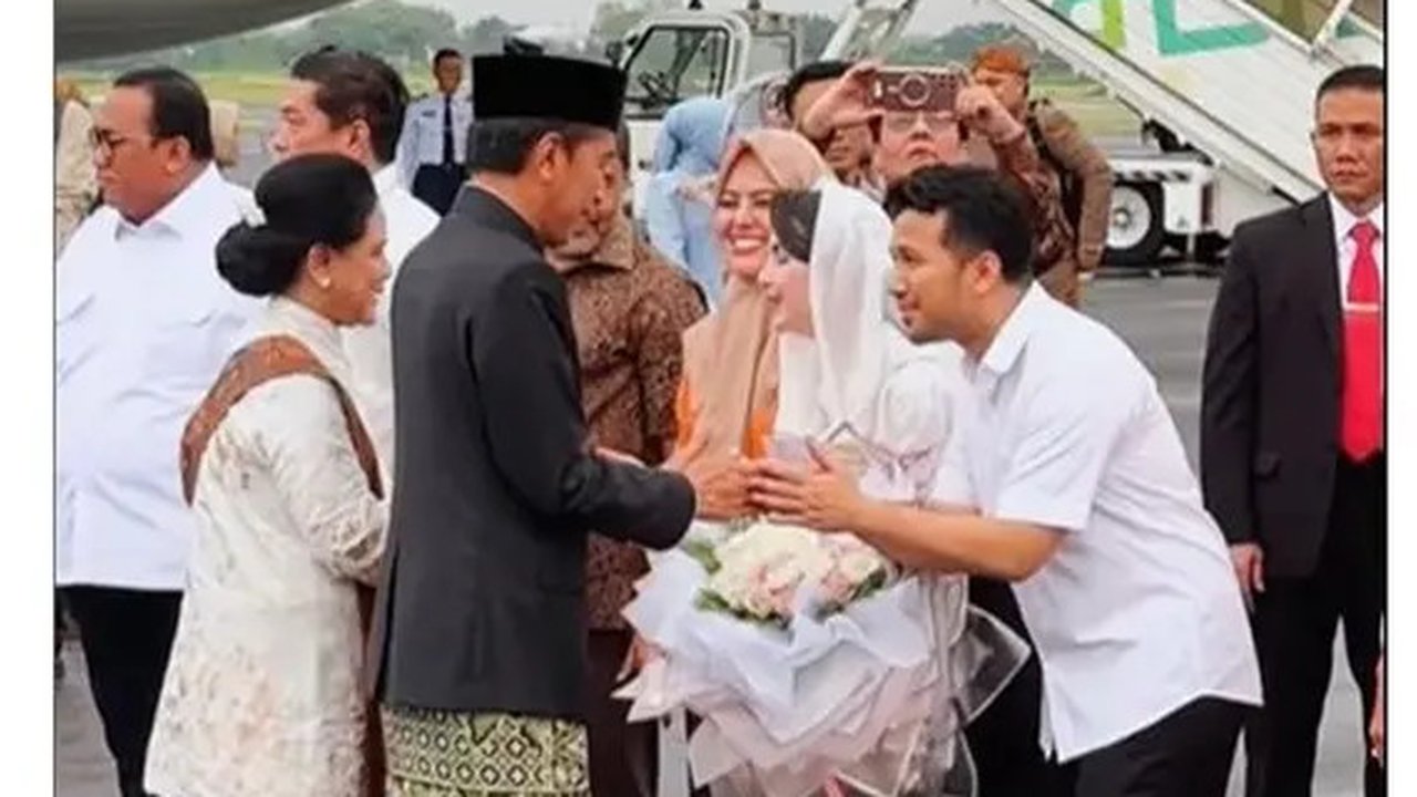 Potret Arumi Bachsin dan Emil Dardak sambut kepulangan Jokowi di Solo. (sumber: Instagram/emildardak)