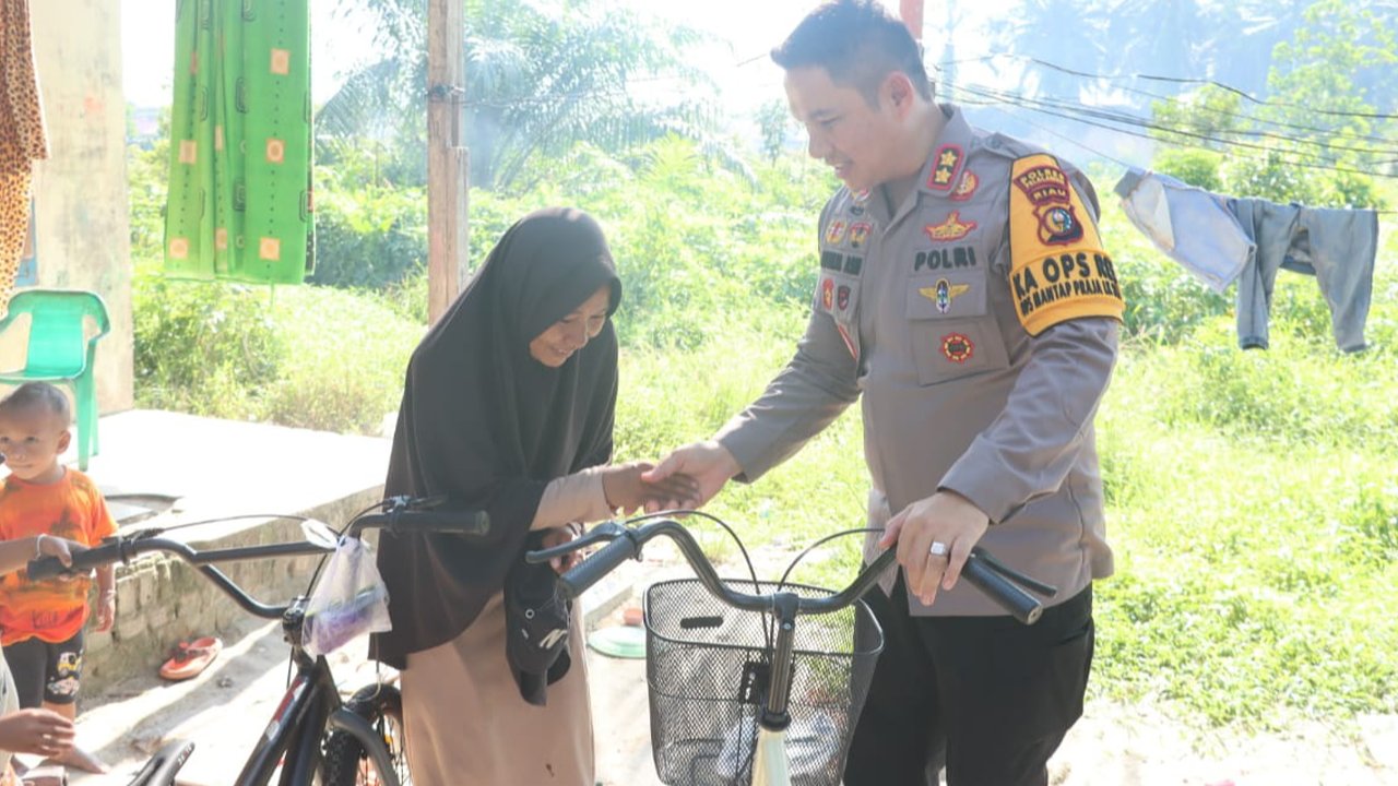 AKBP Afrizal Asri beri hadiah sepeda ke keluarga kurang mampu