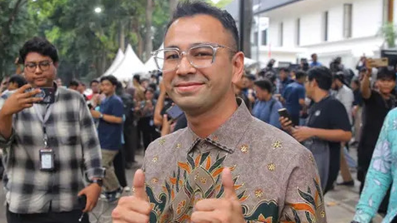 Selebritas sekaligus pebisnis, Raffi Ahmad saat menuju kediaman presiden terpilih 2024-2029 Prabowo Subianto di Kertanegara, Jakarta, Selasa (15/10/2024). (Liputan6.com/Angga Yuniar)