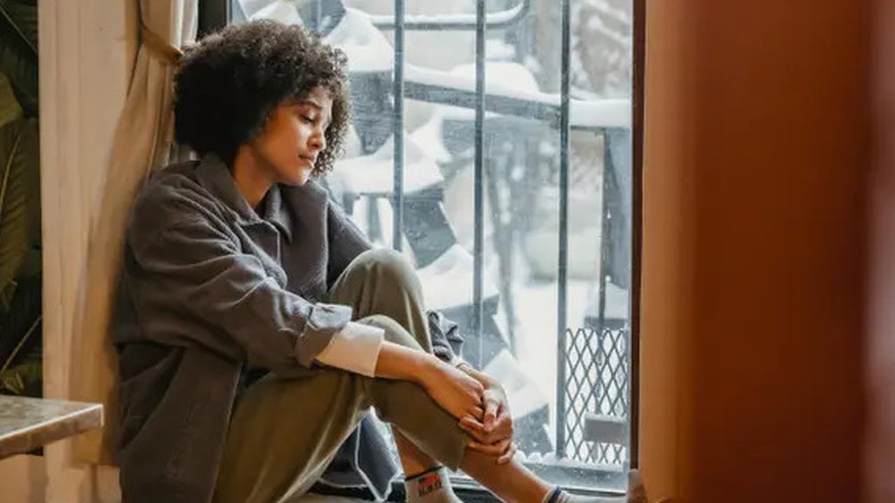 Salah satu perilaku yang menunjukkan kecerdasan intrapersonal anak adalah mampu belajar dan melakukan aktivitas sendiri (foto: Pexels/Werner Pfenning)