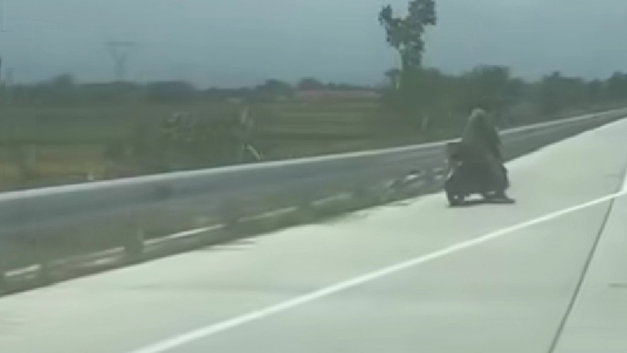 Viral pemotor masuk tol Jogja-Solo