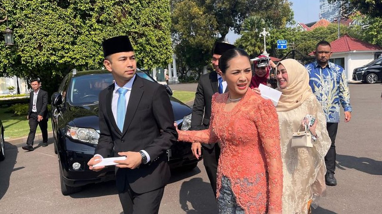Selain soal Raffi Ahmad, netizen rupanya cukup salfok dengan Nagita Slavina yang tak pernah lepaskan gandengan tangannya.