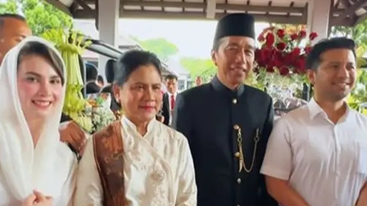 Potret Arumi Bachsin dan Emil Dardak sambut kepulangan Jokowi di Solo. (sumber: Instagram/emildardak)