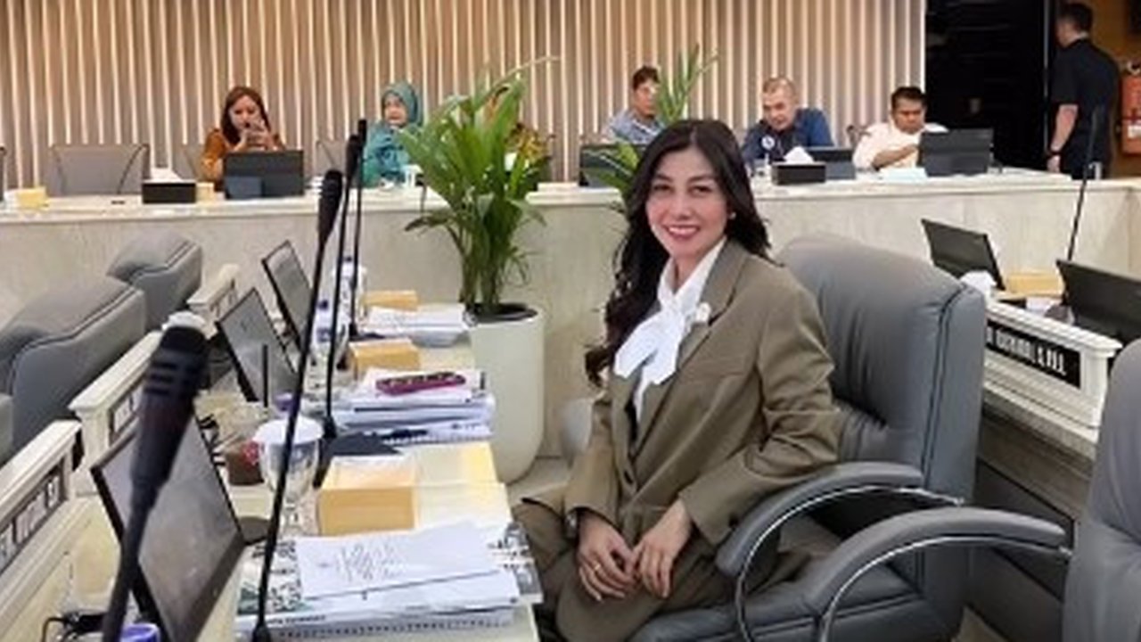 Kini Anggota DPRD Jabar, Ini 7 Potret Nisya Ahmad saat Bekerja Perlihatkan Ekspresi Serius - Pakai Baju Formal
